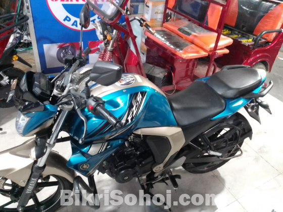 Yamaha FZS verso 2